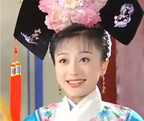 她被琼瑶捧红,与黄晓明同居,和大10岁导演相恋,今37岁活成少女
