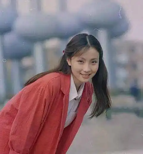 42岁才拿影帝,大器晚成后公开表白小陶虹,今携手娇妻超幸福