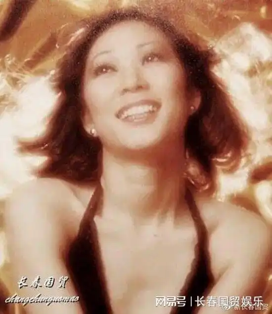 还记得83版射雕英雄传梅超风吗73岁不言退,打扮时尚状态佳