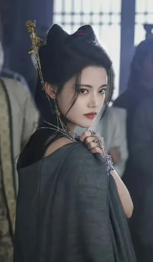 宣传过度罗云熙和白鹿的长月烬明开播,效果却差强人意
