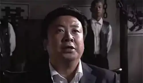 逃亡时做演员走红后被捕,潜伏盛乡出狱,要把经历拍成电视剧
