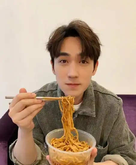 韩延张一白晒照为李易峰庆生,三人同框超有爱,朱一龙却没反应
