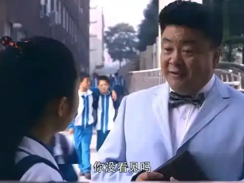 大叔在孩子面前装有钱人,哪料孩子见过世面,无情拆穿大叔面目
