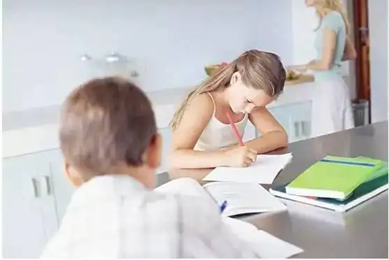 逆天了家太小没书房这爹在蜗居里给俩娃搞了6个学习区
