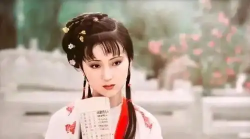 新版红楼梦林黛玉扮演者引发热议新旧对比引关注
