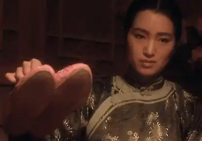 巩俐这段青楼戏被电影学院收为教科书,把头牌姑娘演得淋漓尽致