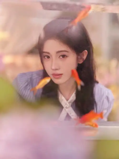 鞠婧祎绝美花房大片出炉似清新少女纤细美腿吸睛