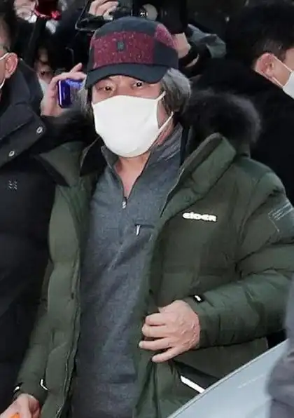 素媛原型罪犯出狱3天,获警察大力保护,民众激愤围堵引冲突
