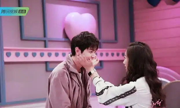 口红王子甜蜜暴击,韩雪对戴景耀捧脸杀,网友甜死人了