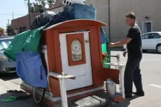 美式蜗居房租太贵美年轻人被迫住集装箱
