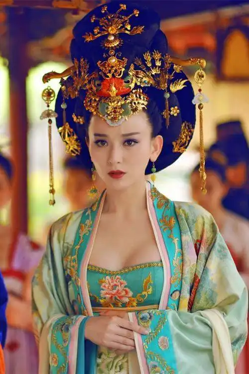 6年前她给范冰冰做配,时至今日翻身演至尊,却依旧难掩配角气质