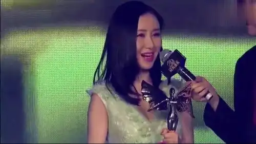 刘亦菲生日晒与花木兰海报合照粉丝盼电影官宣公映日期