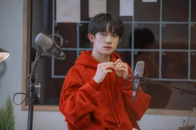 易烊千玺考编上岸却引来轩然大波,明星真的做事处处都受到优待吗