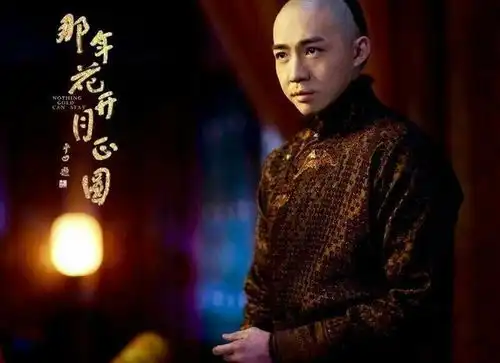 十年前他正当红,因一场爆破戏意外毁容,自愿在八佰露出伤疤
