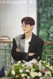 白敬亭明星大侦探5高清剧照来看白马王子跪着弹钢琴