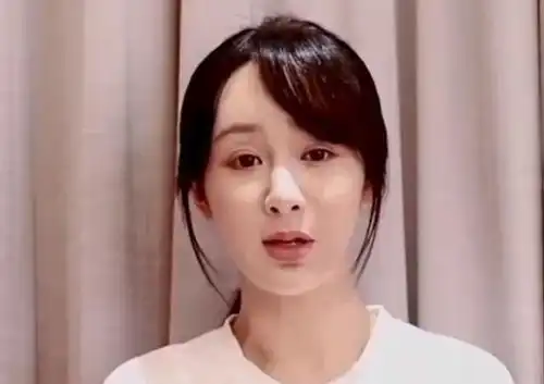 杨紫素颜脸又崩了苹果肌僵硬颜值硬核式暴跌,少女脸惨变网红脸