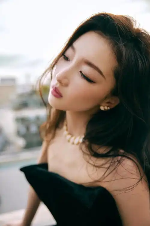 组图周冬雨vogue晚宴造型穿黑色抹胸长裙锁骨诱人