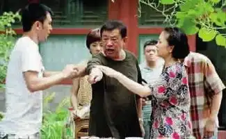 小伙半夜送外卖撞倒一老人,他把老人送到医院却因此得到百万遗产