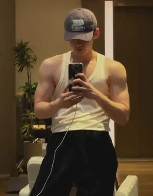 白敬亭失踪人口回归,带来肌肉大长腿自拍照片,你喜欢哪张