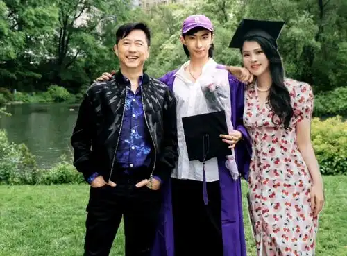 时隔15年,瘐澄庆伊能静罕见合体,恩利晒3人合照,细节看出情商
