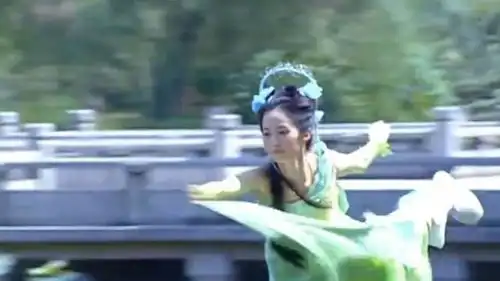 笑死有人吊威亚是旱地拔葱,她们吊威亚竟然是怕飞走
