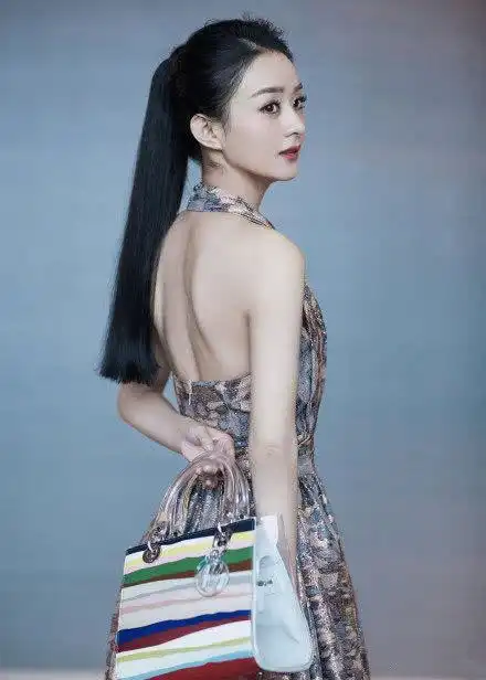 赵丽颖真的放开了,身穿挂脖露背连衣裙大秀身材,十分惊艳