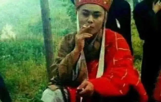 被骗多少年的穿帮镜头那么大的药丸一口吞,唐僧抽烟太秀了
