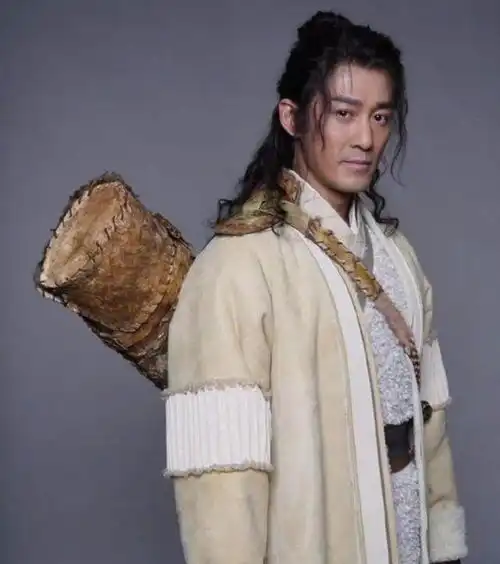 新倚天屠龙记再放剧照,配角个个是大咖,金毛狮王最抢眼
