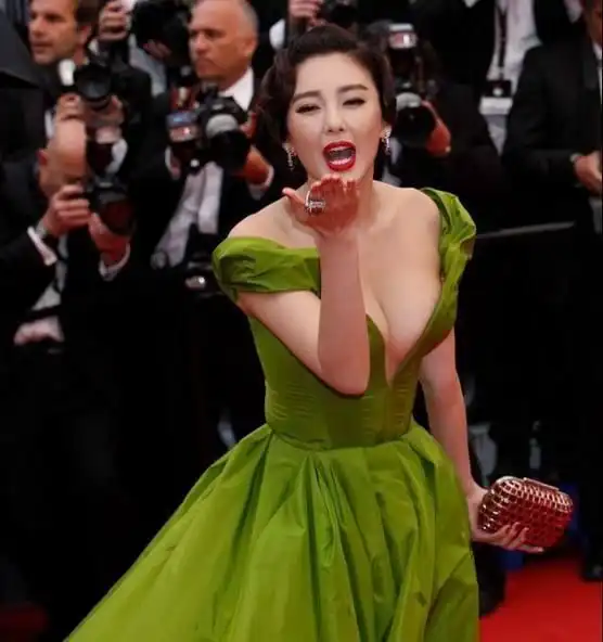 女星迷恋红毯不肯走保安多次上前催促,她成功摔倒引外媒关注