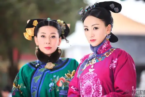 杨蓉宫锁连城七色造型华美动人

