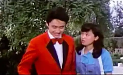 吴秀波20岁处女作剧照曝光,那时的他脸庞白净英俊帅气中带着青涩
