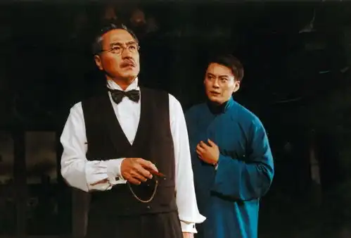 65岁杨立新开豪车下班胳膊伸出窗外打招呼,手戴大金表好奢华
