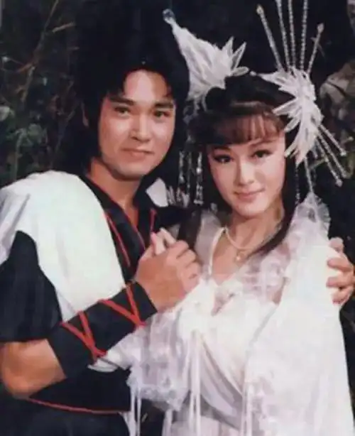 他偷渡香港成大明星,3婚5子古稀不言老,娶小20岁太太半年一体检
