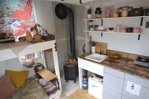 她低价买下10㎡迷你房,蜗居日子转眼已1年,网友自得其乐
