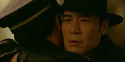 悬崖之上为什么高彬要告诉周乙手枪不能卡壳
