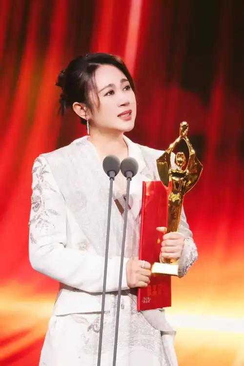 百花奖朱一龙马丽获影帝影后,票房冠军热辣滚烫却颗粒无收
