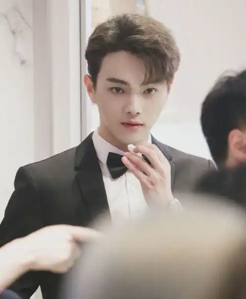 强强联手许凯景甜乐游原热拍中,女主英气出妆路透太养眼
