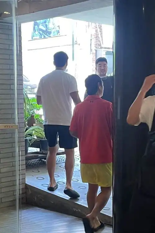 玄彬做造型被偶遇,留胡子穿拖鞋造型接地气,超宽的肩膀帅气爆棚
