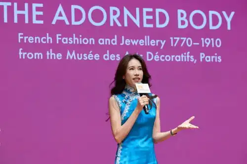 香港故宫特展法国百年时尚开幕莫文蔚亲录三语星音导赏
