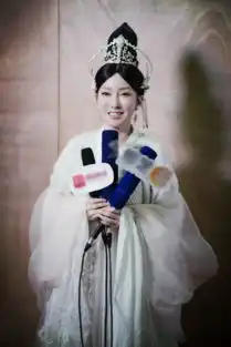 组图萨顶顶挑大梁任音乐总监记者会还原剧中形象
