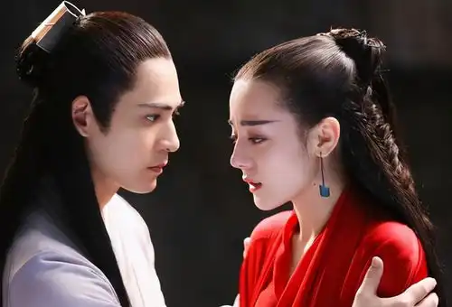 f4用全息投影的方式合体很诡异,一般邓丽君张国荣才会用