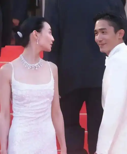 这是梁朝伟的经典照片,以深情目光注视着对方,眼神透出浓浓爱意
