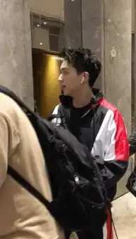 网曝中国版浪漫满屋开机,杨超越许魏洲现身开机现场
