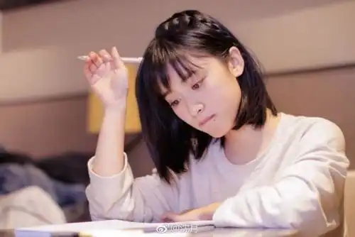 短发沈月和长发大s,你们更中意哪个
