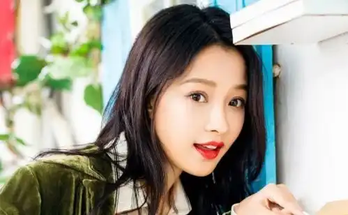 23岁结婚24岁生子,长相与李沁酷似,今已是最年轻的人生赢家