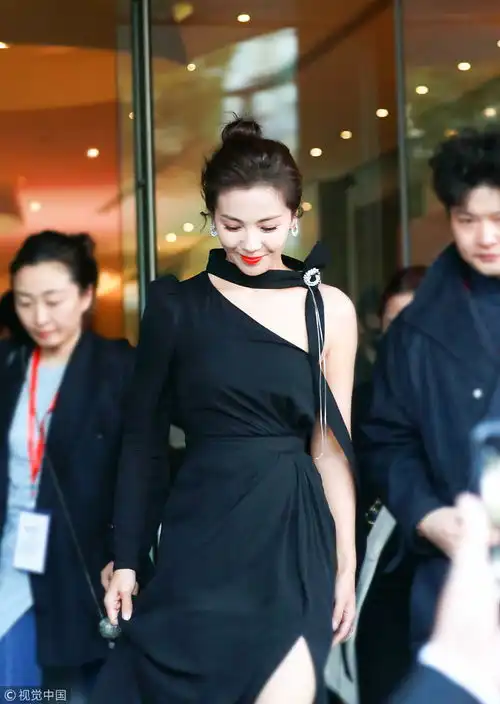 微微一笑很倾城刘涛低眉浅笑从容大气