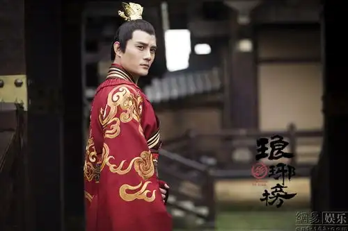 井柏然王凯现身机场人气旺
