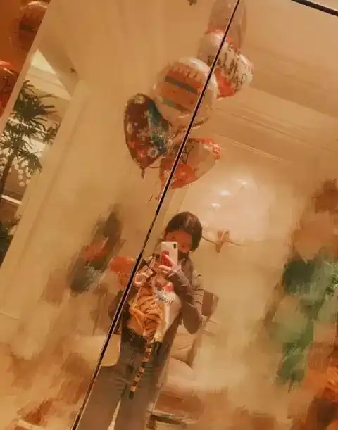 刘亦菲33岁生日过两次,发文称赚到了,蛋糕上花木兰海报有创意