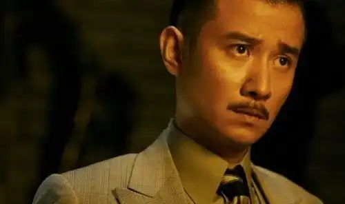 文章新恋情曝光,女方是带娃辣妈,抽烟姿势老练,同住酒店多天

