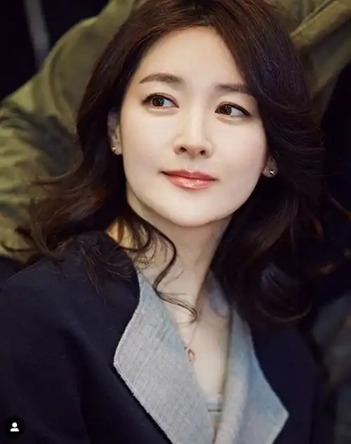 李英爱新剧似少女沉迷游戏酒精不可自拔,大长今成快乐宅女
